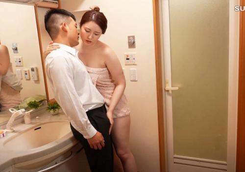 Qua bạn thân chơi thanh niên chịu không nổi trước sự dâm của bà mẹ